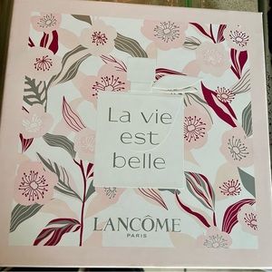 3-Pc. La vie est belle Eau de Parfum Extraordinary Moments Holiday Gift Set.